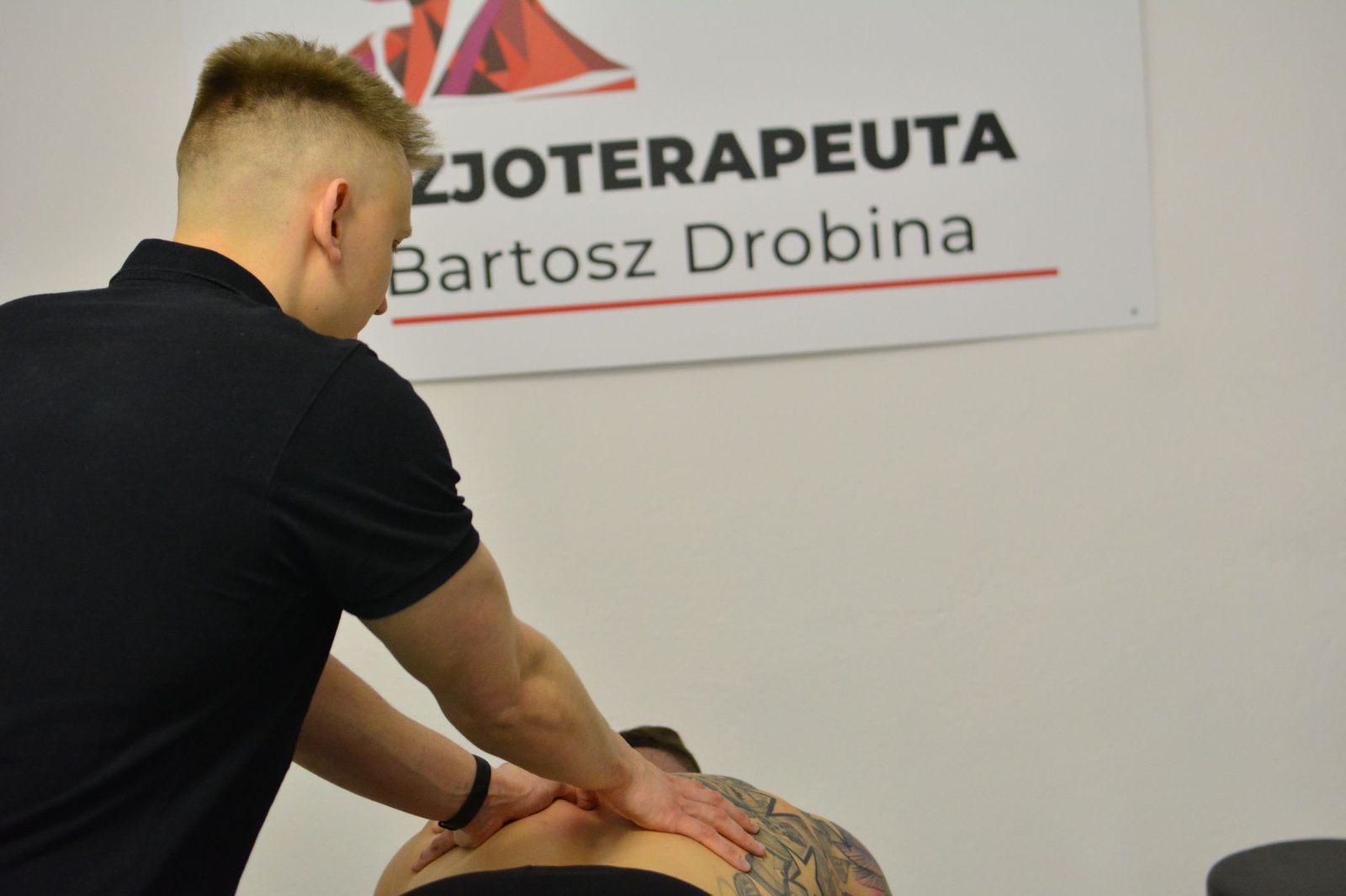 Fizjoterapeuta Bartosz Drobina podczas terapii manualnej pleców w gabinecie przy ul. Piątkowskiej w Poznaniu